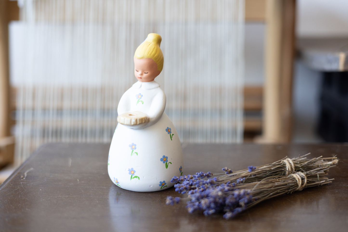 白いドレスの少女の置物 フラワーガール