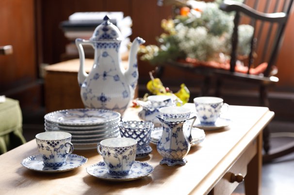 ブルーフルーテッド/フルレース コーヒーフルセット19点(コーヒーカップ5/ソーサー5/ケーキプレート5/コーヒーポット1/クリーマー1/シュガーポット1/シガレットホルダー1)