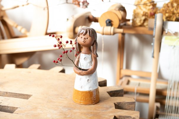 手を組む少女の置き物