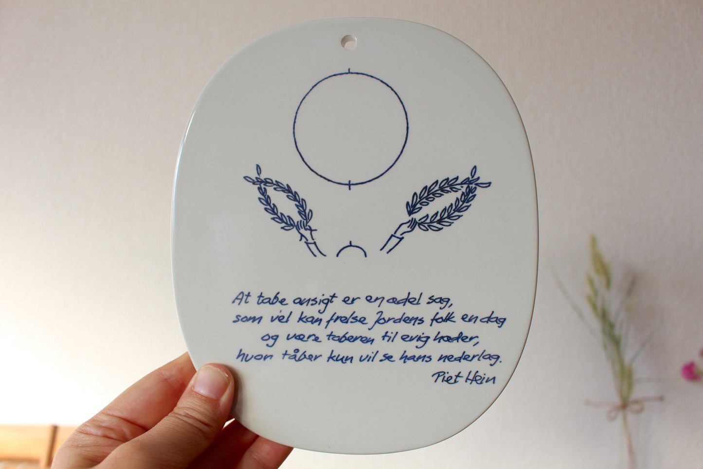 ロイヤルコペンハーゲン/ Piet Hein(ピートハイン）陶版・プレート　「顔（面目）を失うことは」