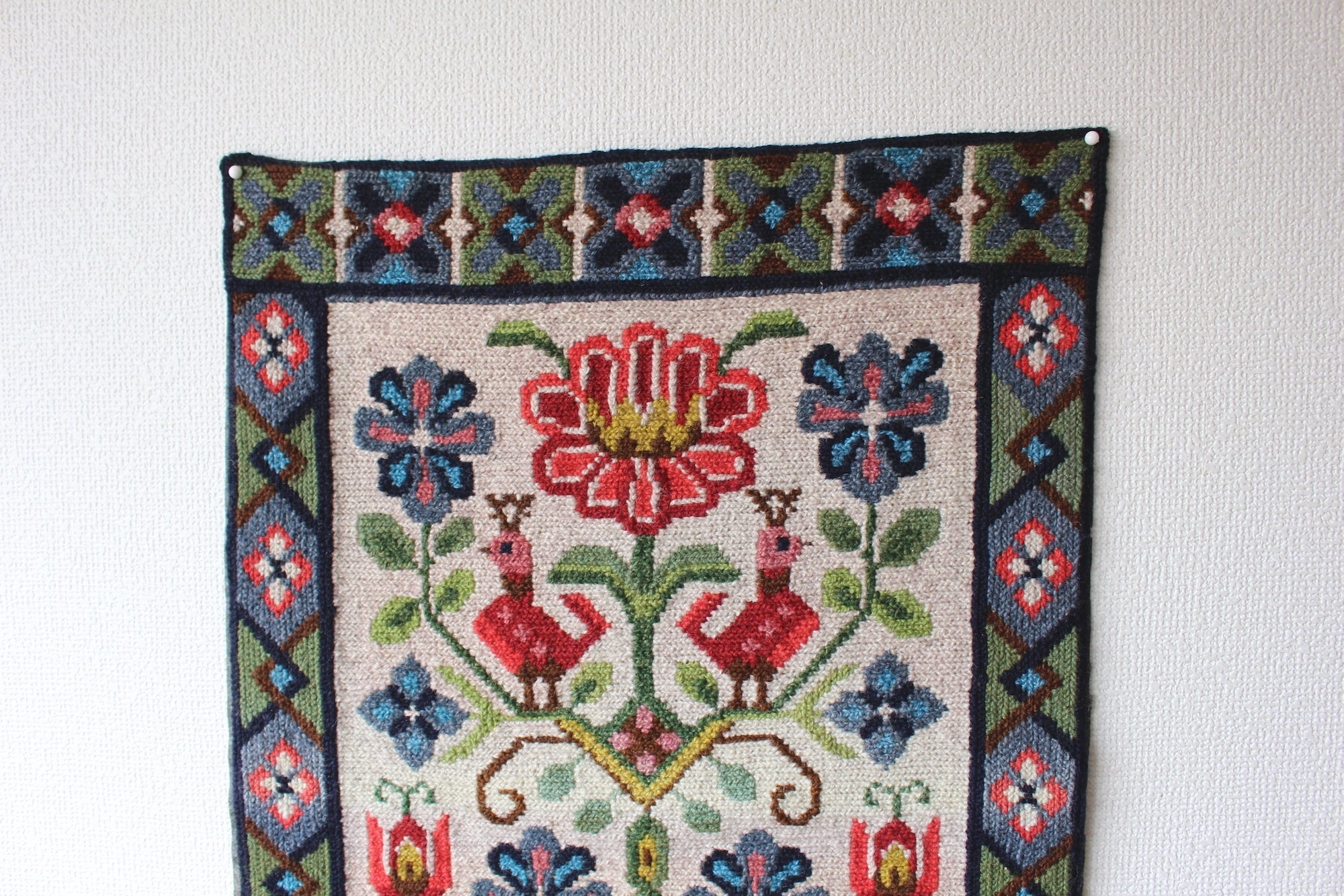 スウェーデン　ツヴィスト刺繍　ヴィンテージタペストリー 鳥と花